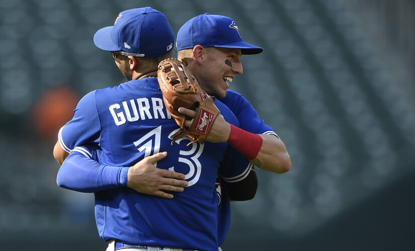 Blue Jays hit five homers, pound Orioles 22-7