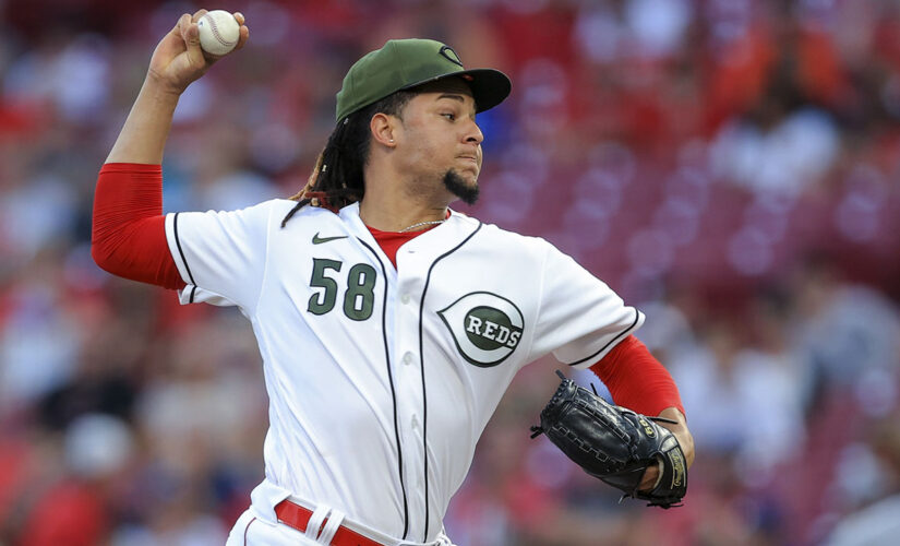 Castillo outdoes Buehler, Reds end Dodgers’ win streak at 6