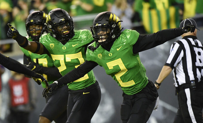 No. 3 Oregon has big 4th quarter in 41-19 win over Arizona