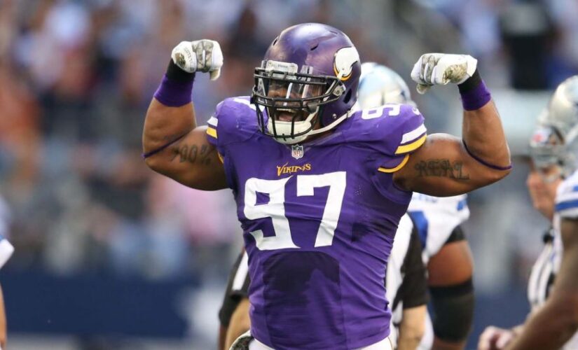 Buck stops here: Vikings DE out with concussion after swerving car to miss deer