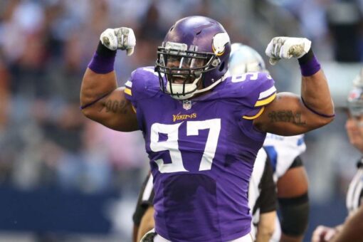 Buck stops here: Vikings DE out with concussion after swerving car to miss deer