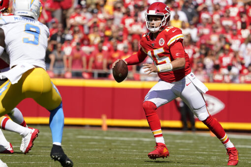 Patrick Mahomes’ no-look pass results in Chargers interception