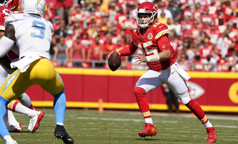 Patrick Mahomes’ no-look pass results in Chargers interception