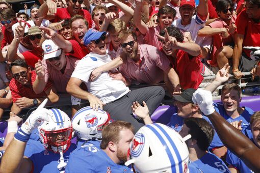SMU defeats TCU; tries to plant flag on Horned Frogs’ logo and brawl ensues