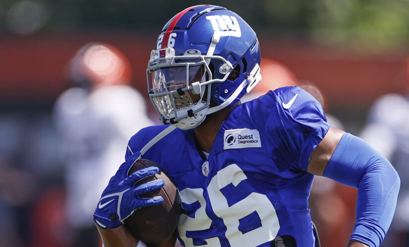 Giants’ Saquon Barkley wears FDNY shirt in pregame warmups