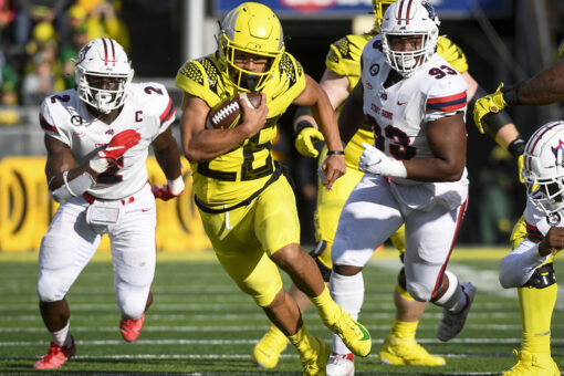 No. 4 Oregon shakes off slow start to beat Stony Brook 48-7