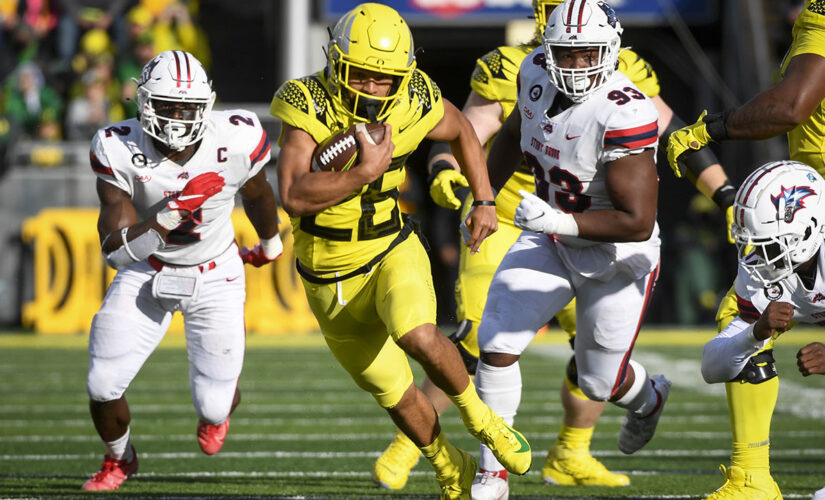 No. 4 Oregon shakes off slow start to beat Stony Brook 48-7