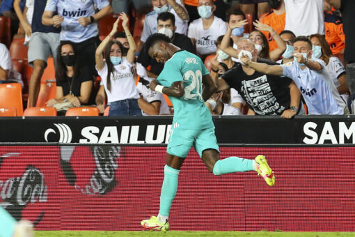 Vinícius Júnior, Benzema lead Madrid to 2-1 win at Valencia
