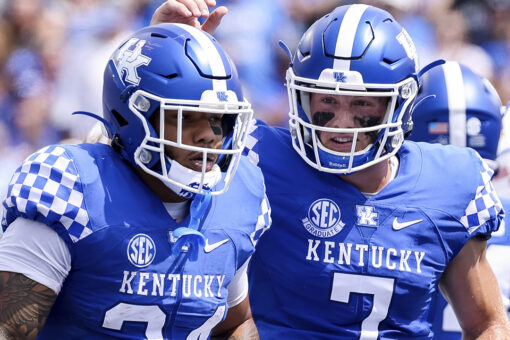 Levis throws 4 TDs, Kentucky routs Louisiana Monroe 45-10