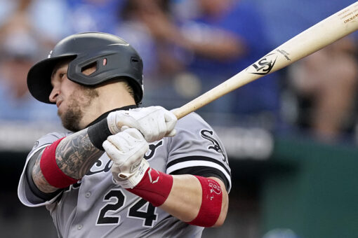 Grandal, Chisox hold on 10-7; Royals’ Perez reaches 40 HRs