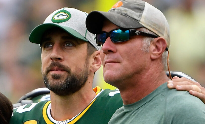 Peyton, Eli Manning rib Brett Favre for being late to show: ‘My two tin cans and a string finally worked’