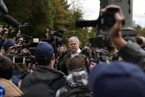 Russians rally against government pressure on independent media