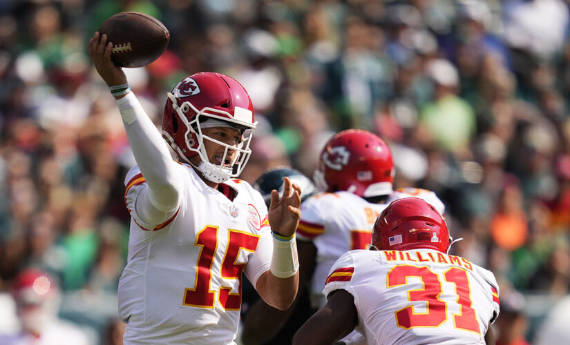 Patrick Mahomes throws 5 TD passes, Chiefs beat Eagles 42-30