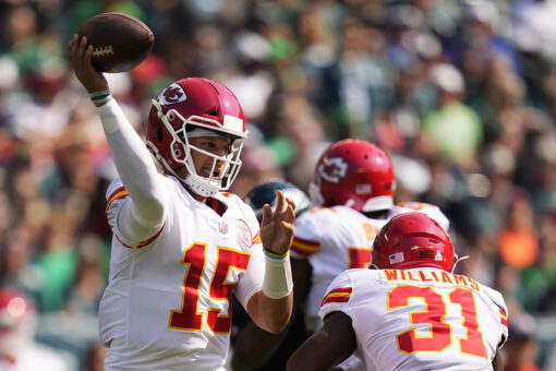 Patrick Mahomes throws 5 TD passes, Chiefs beat Eagles 42-30