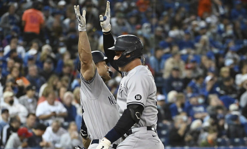 Judge HRs twice, Yankees beat Jays 6-2 to extend WC lead