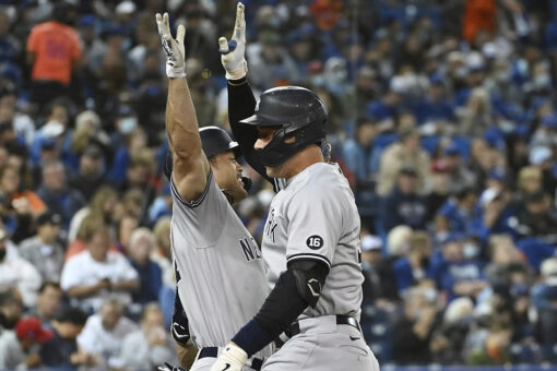 Judge HRs twice, Yankees beat Jays 6-2 to extend WC lead