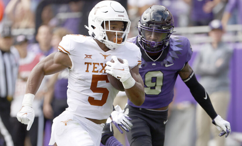 Robinson runs for 216 yards, 2 TDs as Texas beats TCU 32-27