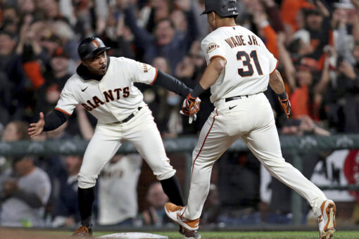 Wade, Giants beat D-backs in 9th, hold 2-game NL West edge