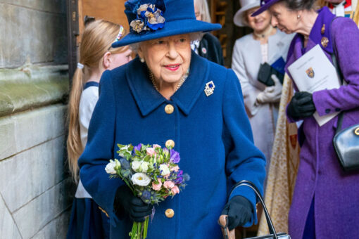 Queen Elizabeth II uses a cane for first time at major public event