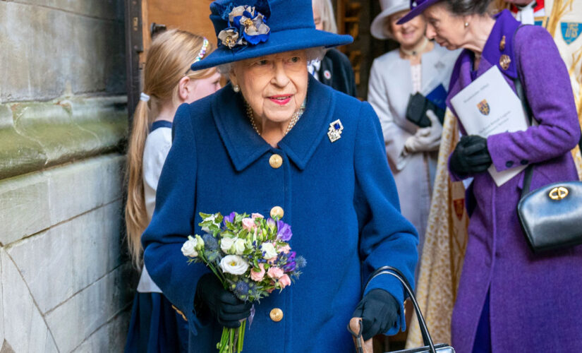 Queen Elizabeth II uses a cane for first time at major public event