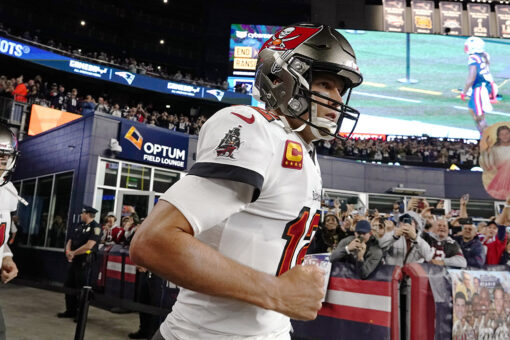 Tom Brady hears cheers as he steps back onto field at Gillette Stadium