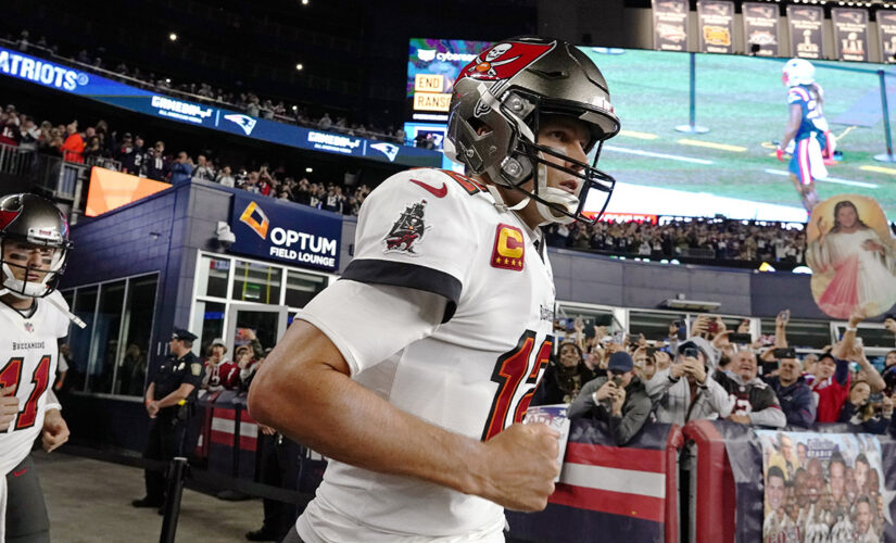 Tom Brady hears cheers as he steps back onto field at Gillette Stadium