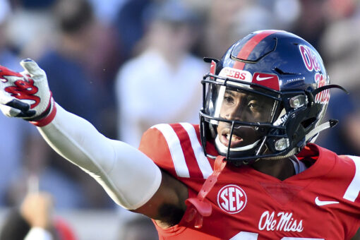 Ole Miss’ Braylon Sanders makes spinning, one-handed catch vs. Alabama