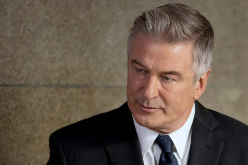 Alec Baldwin difficult on &apos;30 Rock&apos; set, threatened to assault director, book claims