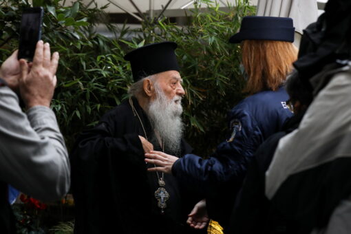 Greek Orthodox priest heckles Pope Francis, calls him &apos;a heretic&apos;
