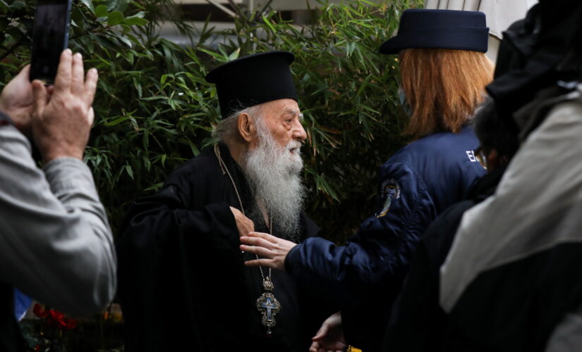 Greek Orthodox priest heckles Pope Francis, calls him &apos;a heretic&apos;