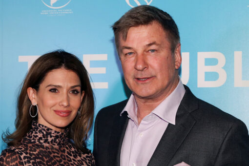 Alec Baldwin, wife Hilaria ring in the holiday season with a smooch in new pic: &apos;&apos;Tis the season&apos;