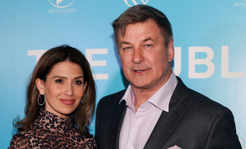 Alec Baldwin, wife Hilaria ring in the holiday season with a smooch in new pic: &apos;&apos;Tis the season&apos;