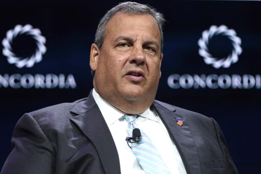 Chris Christie says Dems made COVID vaccines &apos;political,&apos; calls for educating, &apos;not indoctrinating&apos; Americans