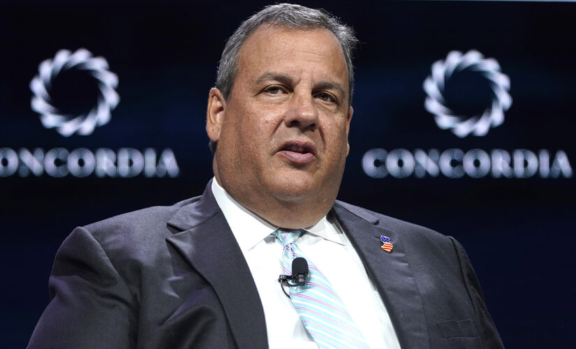 Chris Christie says Dems made COVID vaccines &apos;political,&apos; calls for educating, &apos;not indoctrinating&apos; Americans
