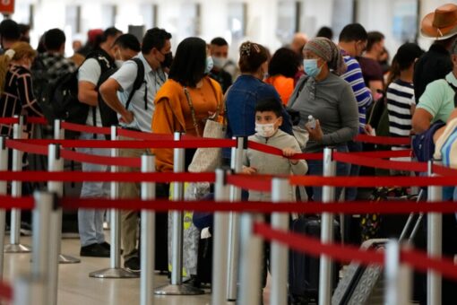 Flu season resurges in US as omicron cancels flights, stokes NYE fears