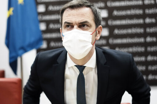 France pressures unvaccinated to get COVID-19 vaccine