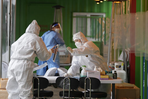 COVID-19 omicron risk 'remains very high' as cases increase: WHO