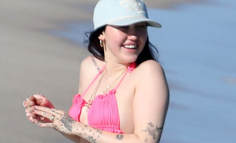 Noah Cyrus hits the beach in hot pink bikini ahead of sister Miley&apos;s New Year&apos;s Eve gig in Miami