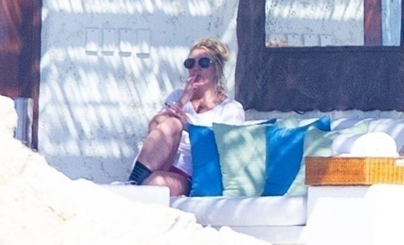 Britney Spears relaxes on vacation in Cabo after conservatorship win