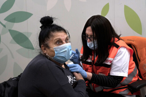 Israel administers 4th COVID-19 vaccine dose to over 500,000 people