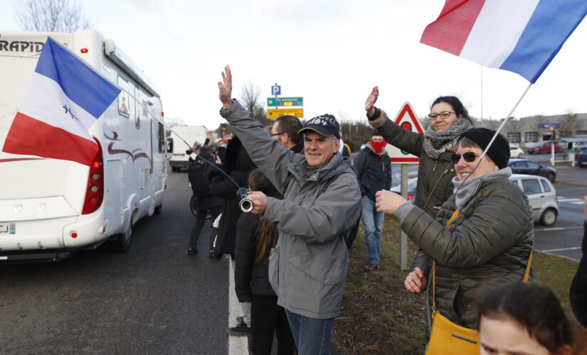 French convoys protesting virus rules move toward Paris