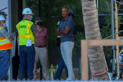 Obama spotted maskless, surrounded by masked construction workers at new Hawaii mansion