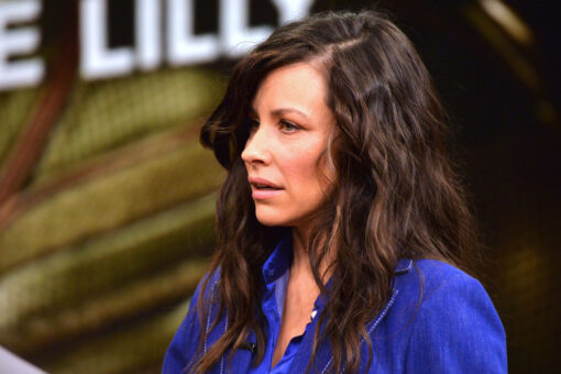 Evangeline Lilly urges Justin Trudeau to speak with protesting Canadian truckers