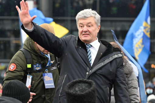 Petro Poroshenko, former Ukraine president, dons battle gear, joins countrymen in the streets: video