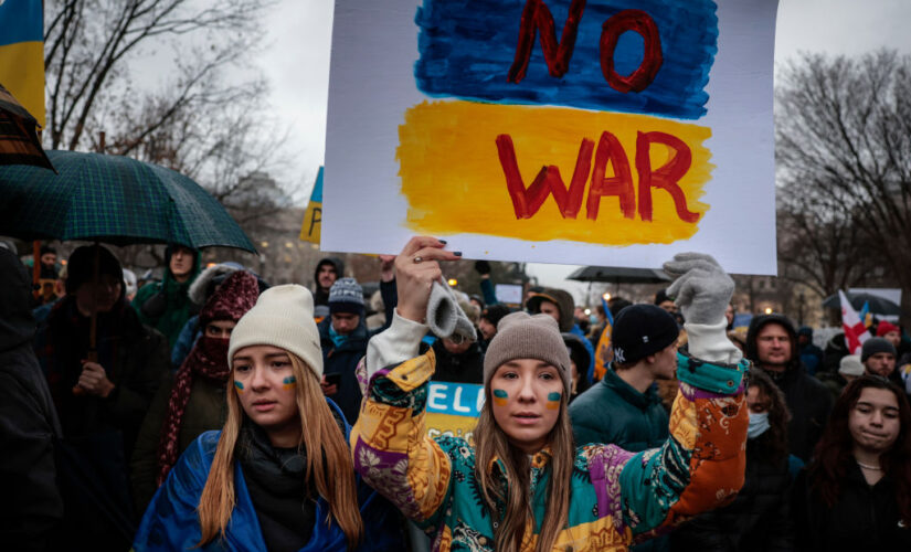 Ukrainian protesters gather outside White House to demand stricter sanctions against Putin