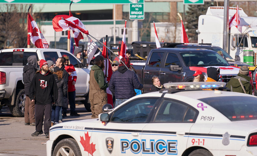 Ottawa police hand out fliers demanding Freedom Convoy protestors ‘leave the area now’