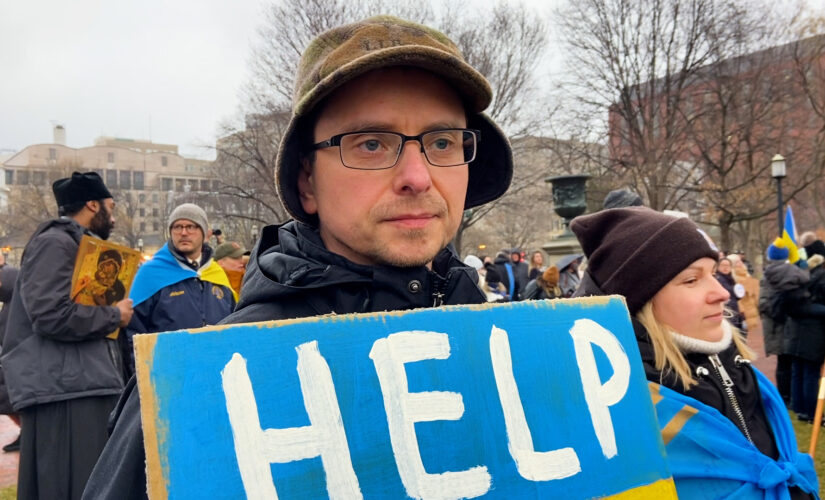 Ukraine supporters: Hundreds gather outside White House, demand Biden impose tougher sanctions on Russia