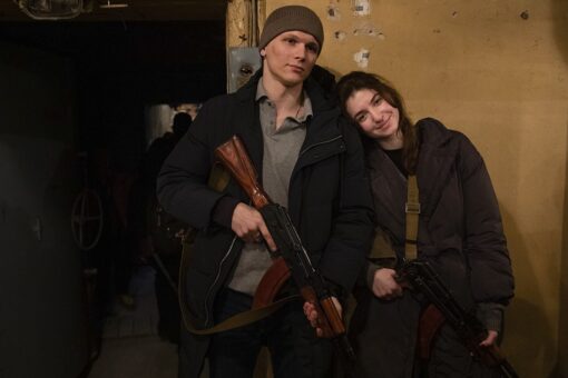 Ukrainian citizens, defiant, take up arms to defend their country against Russia