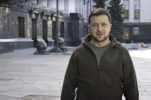 Zelenskyy issues defiant message to Russia: ‘Let them come’