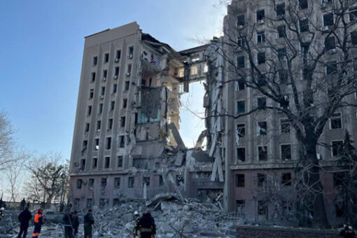 Russian forces bombed Ukrainian administration building, 8 civilians missing